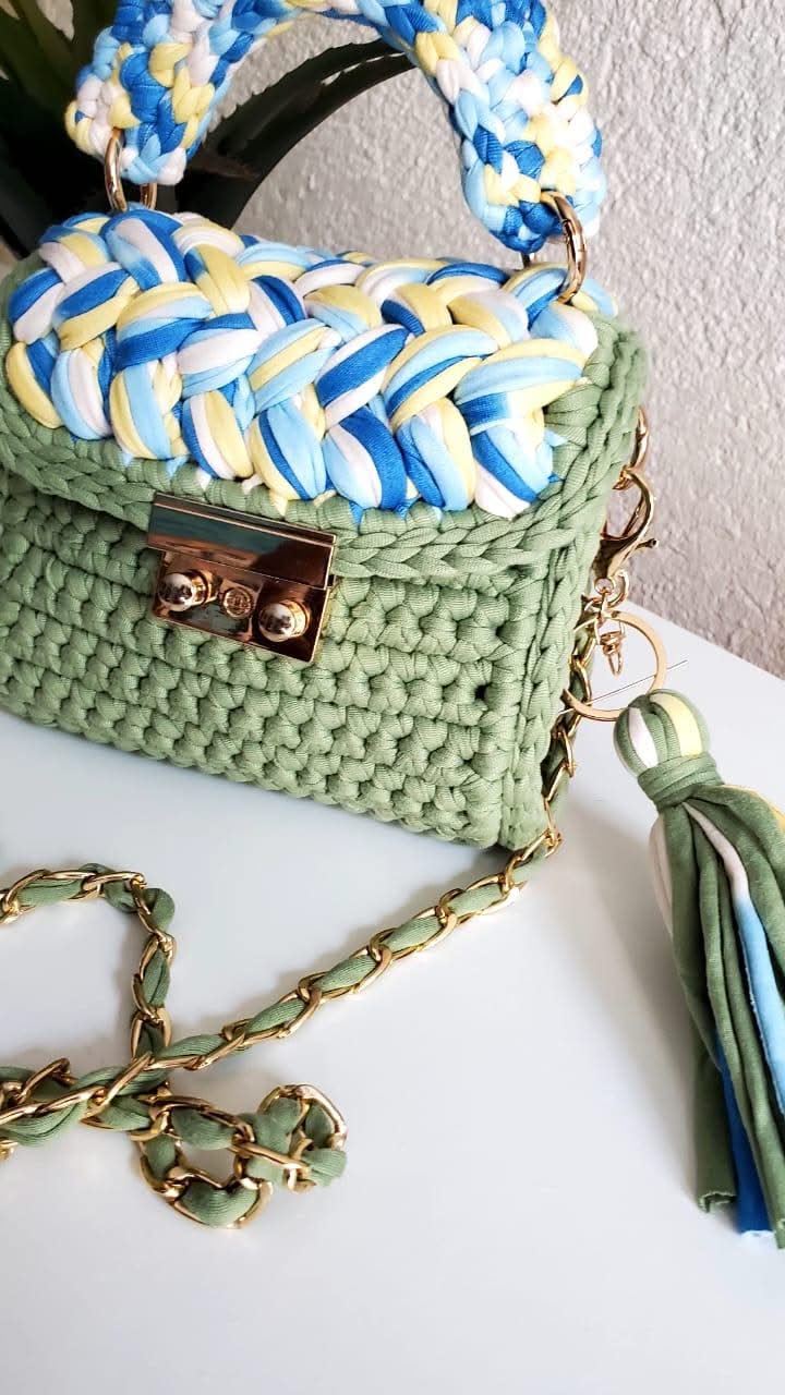 Lady Katrina- Kathline SALVANT 16cmx17cm Petit sac à main vert et multicolore fabriqué en Haïti