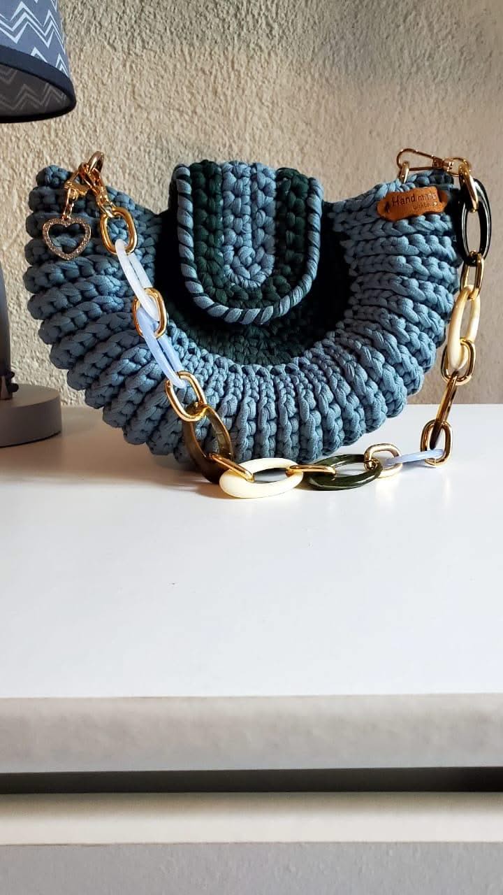 Lady Katrina- Kathline SALVANT 24cmx17cm Oreo crochet vert foncé et bleu Petit sac à main Made in Haiti KATRINA#5